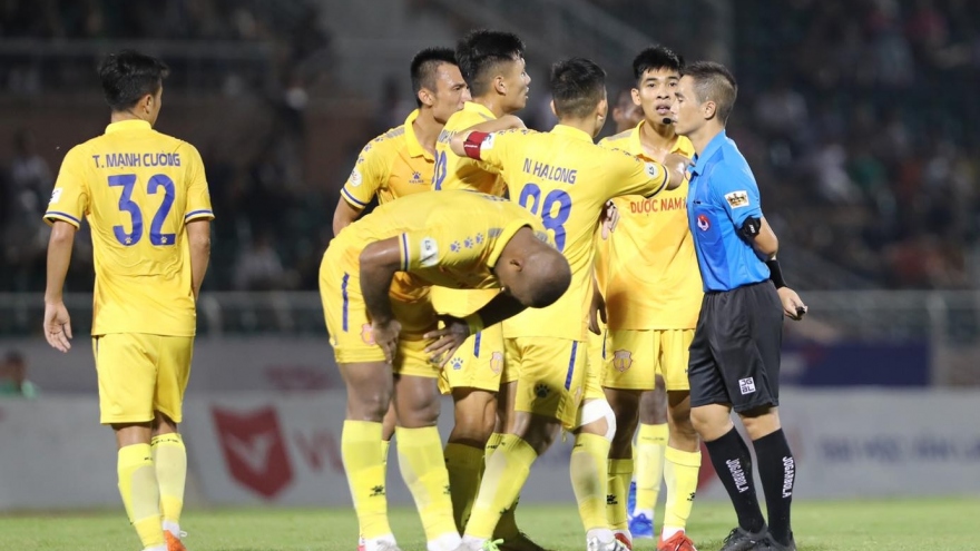 Trọng tài liên tục sai lầm ở V-League: Treo còi, kỷ luật đến bao giờ?